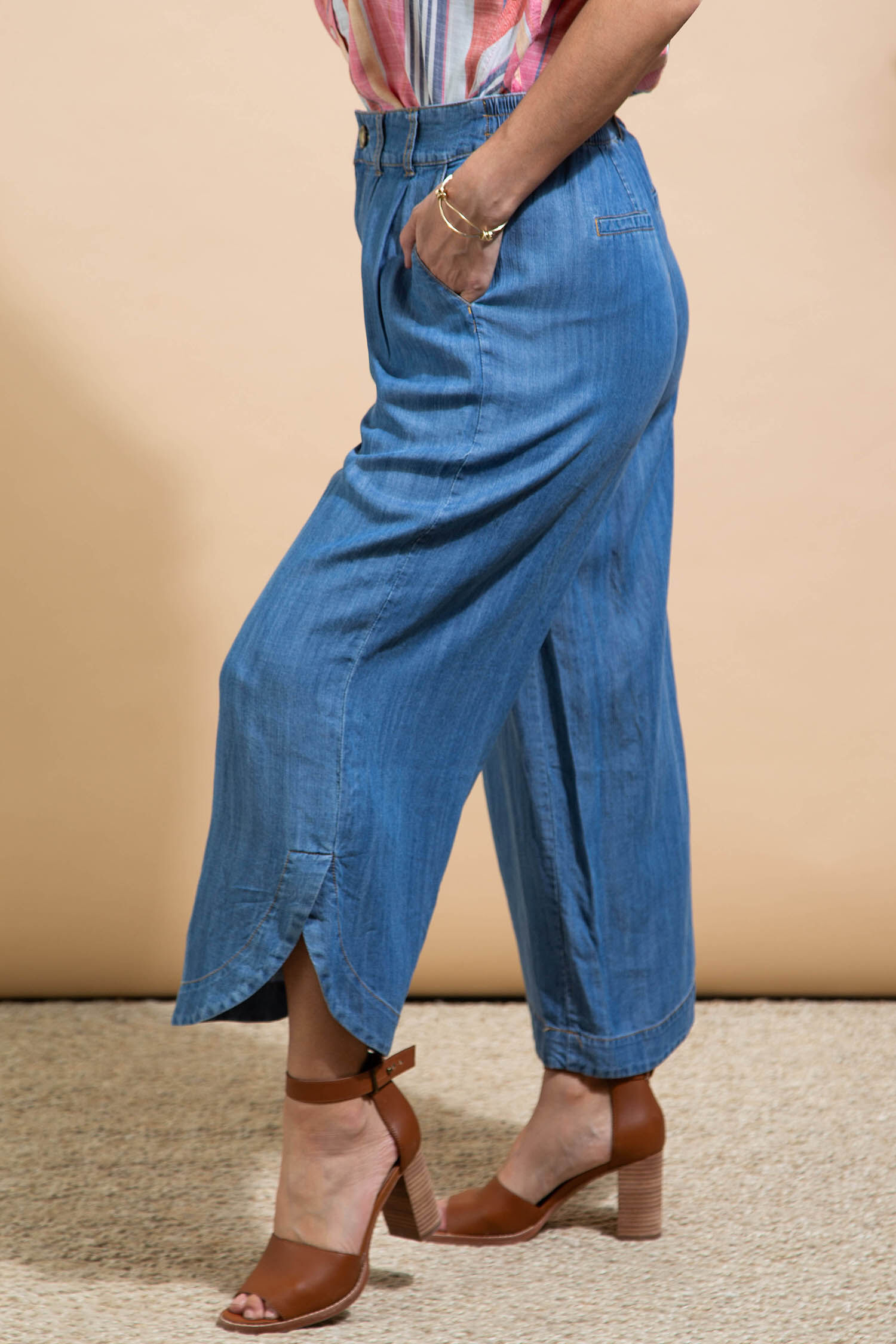 Flowy Pleated Pant with Tulip Hem Image 3