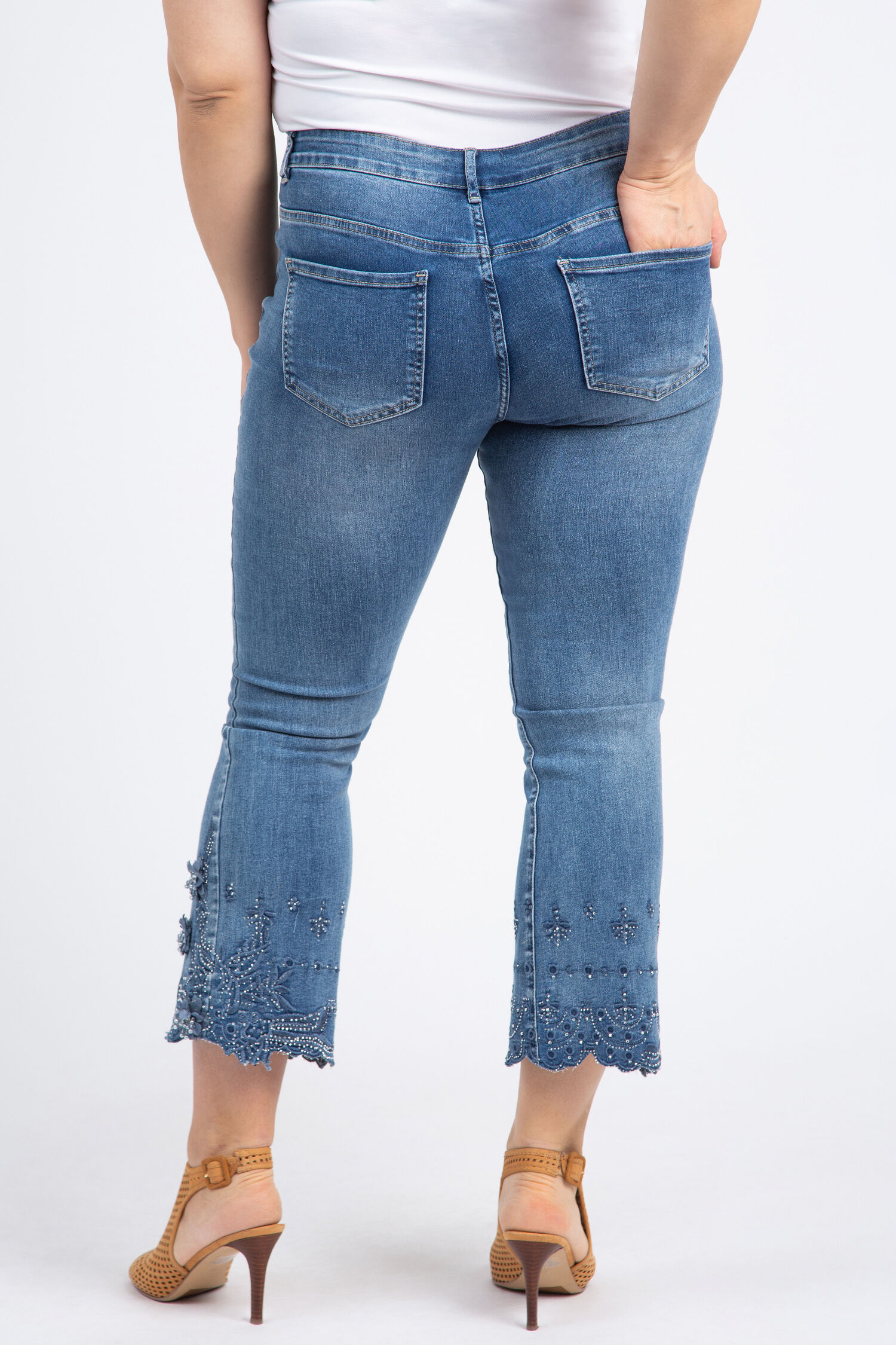 Embroidered Hem Cropped Jeans Image 3