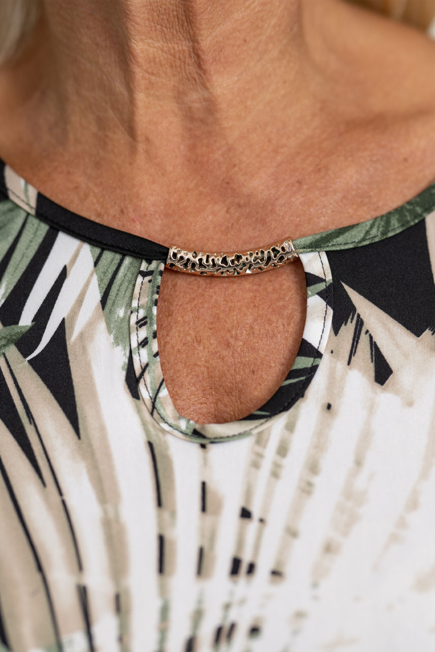 Short Sleeve Tropical Print Keyhole Top Image 3