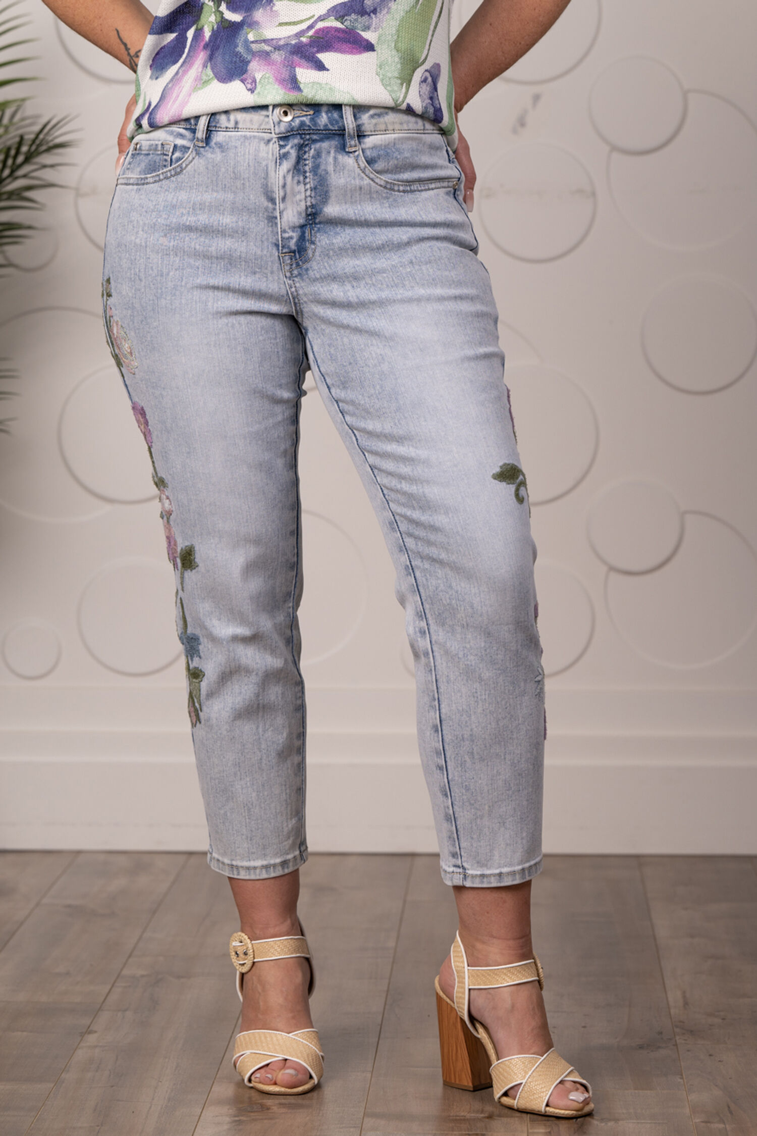 Embroidered Denim &lsquo;Audrey&rsquo; Capri Image 3