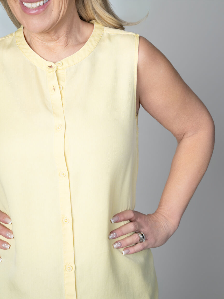 Sleeveless Button-Up Blouse Image 2