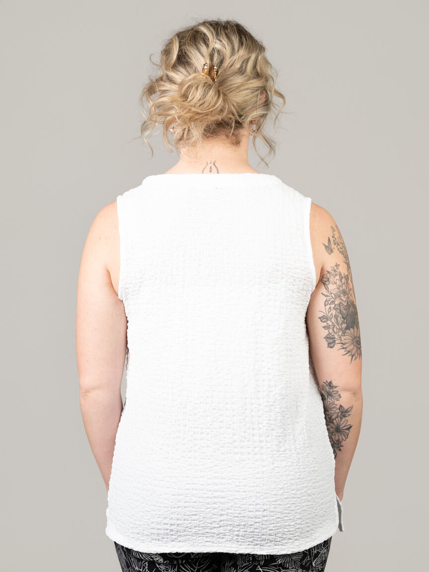 Sleeveless Crinkle Blouse with Mixed Buttons