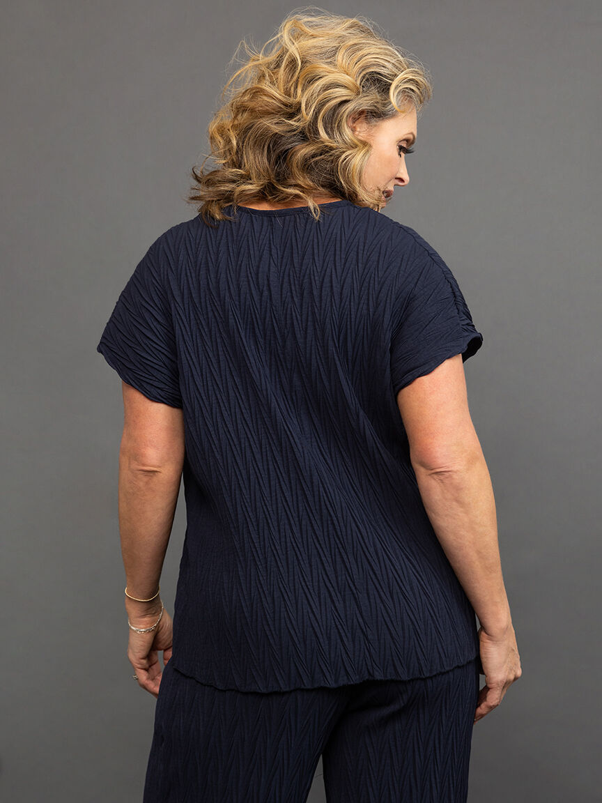 Short sleeve v neck navy shirt with crinkle texture Image 4
