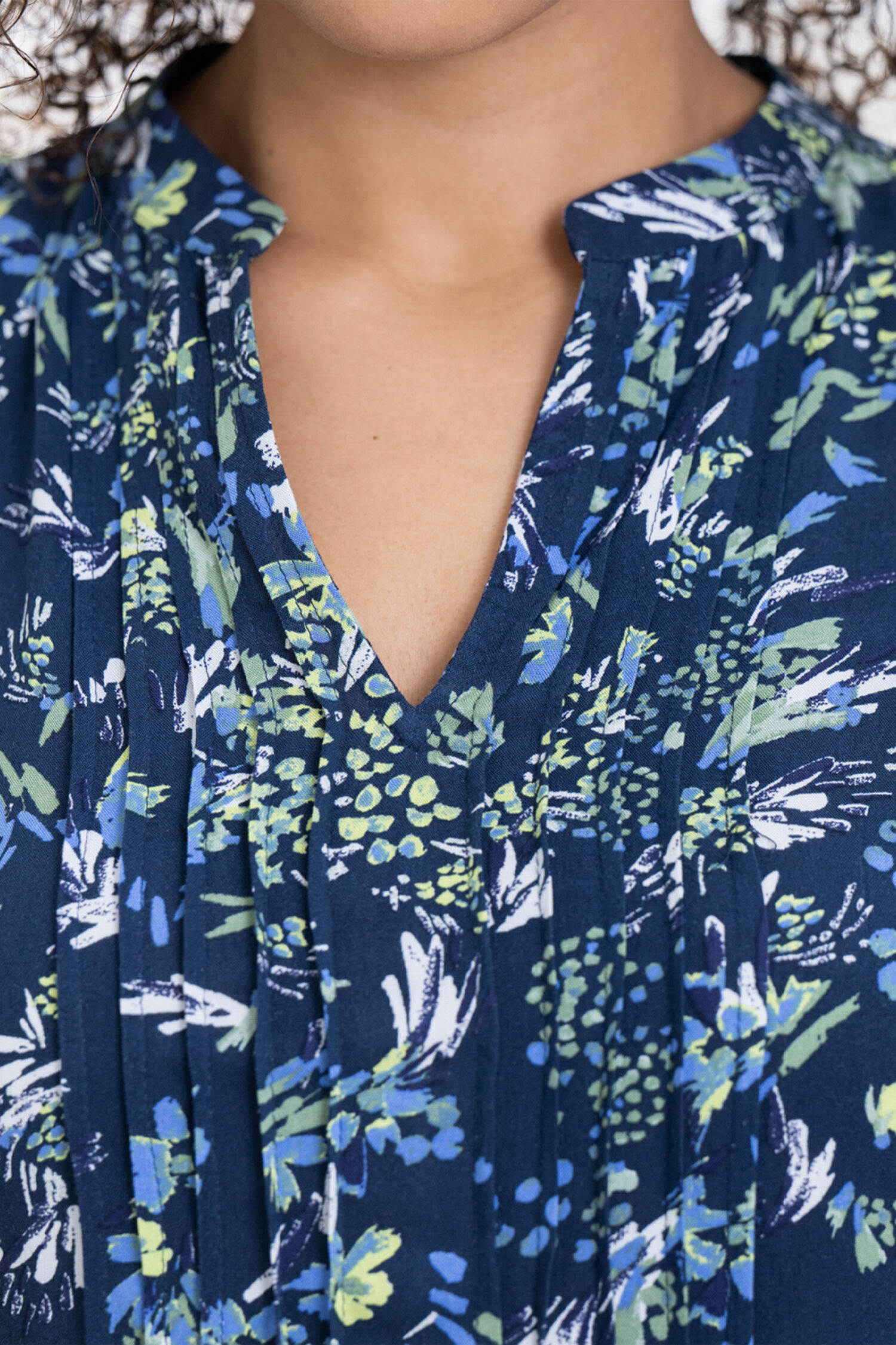 Puff Sleeve Pleated V-Neck Midi Dress Image 3