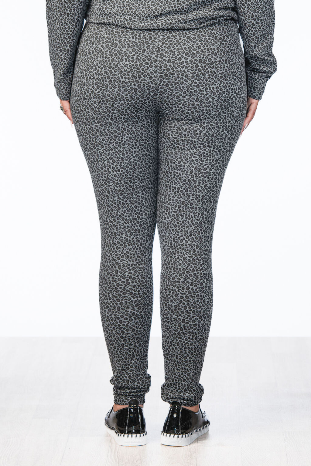 Silver Leopard Legging Image 3