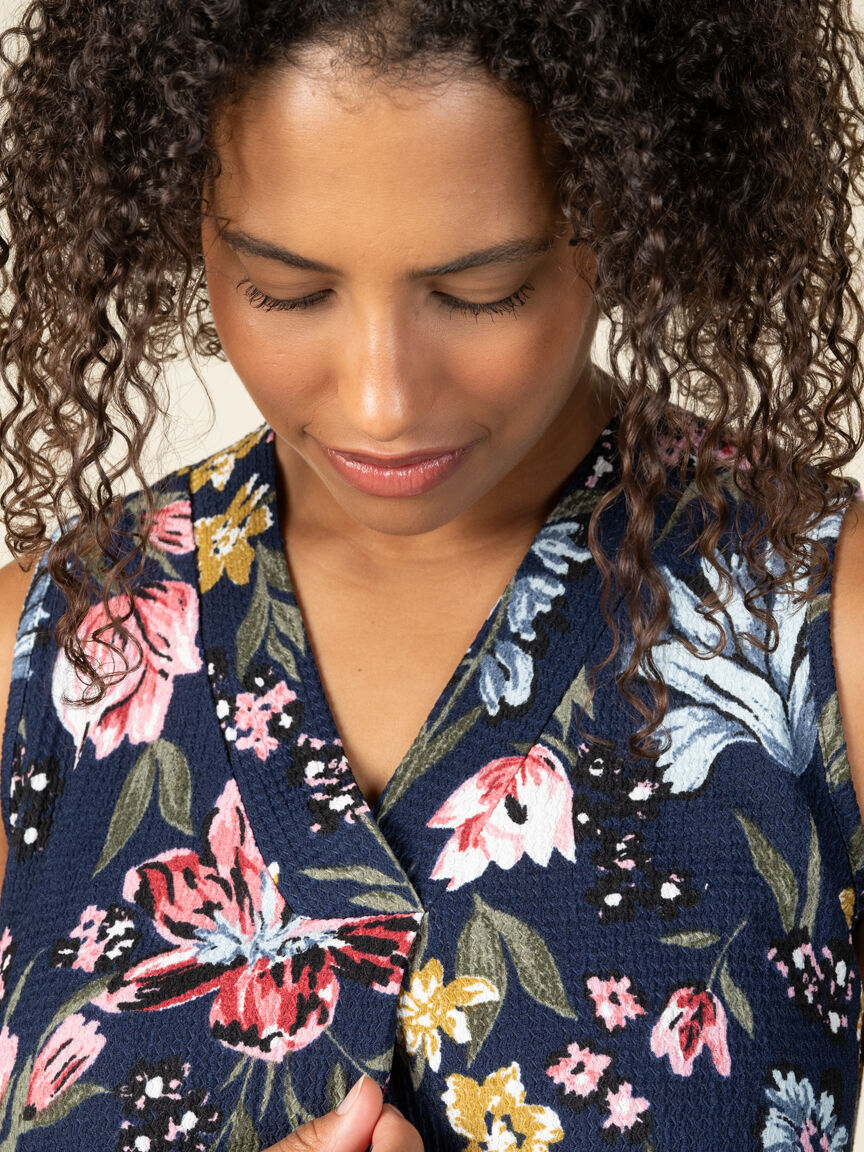 Sleeveless V Neck Top With Floral Print And Pleat Image 3