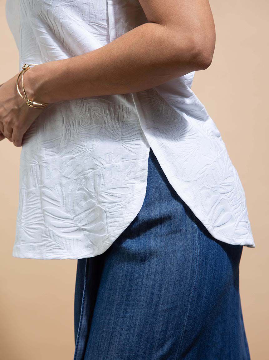 Textured V-Neck Tank Image 5