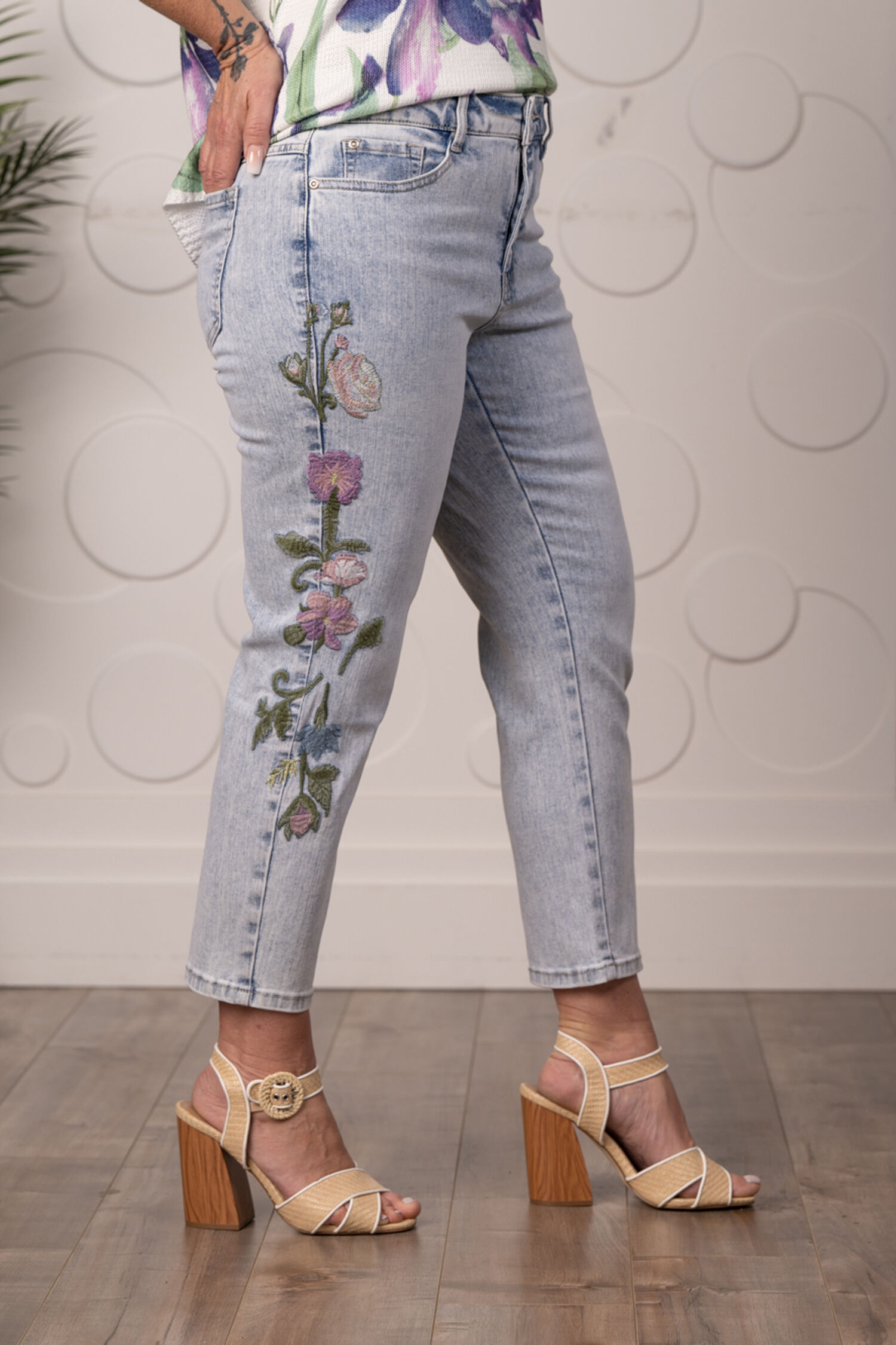 Embroidered Denim &lsquo;Audrey&rsquo; Capri Image 2