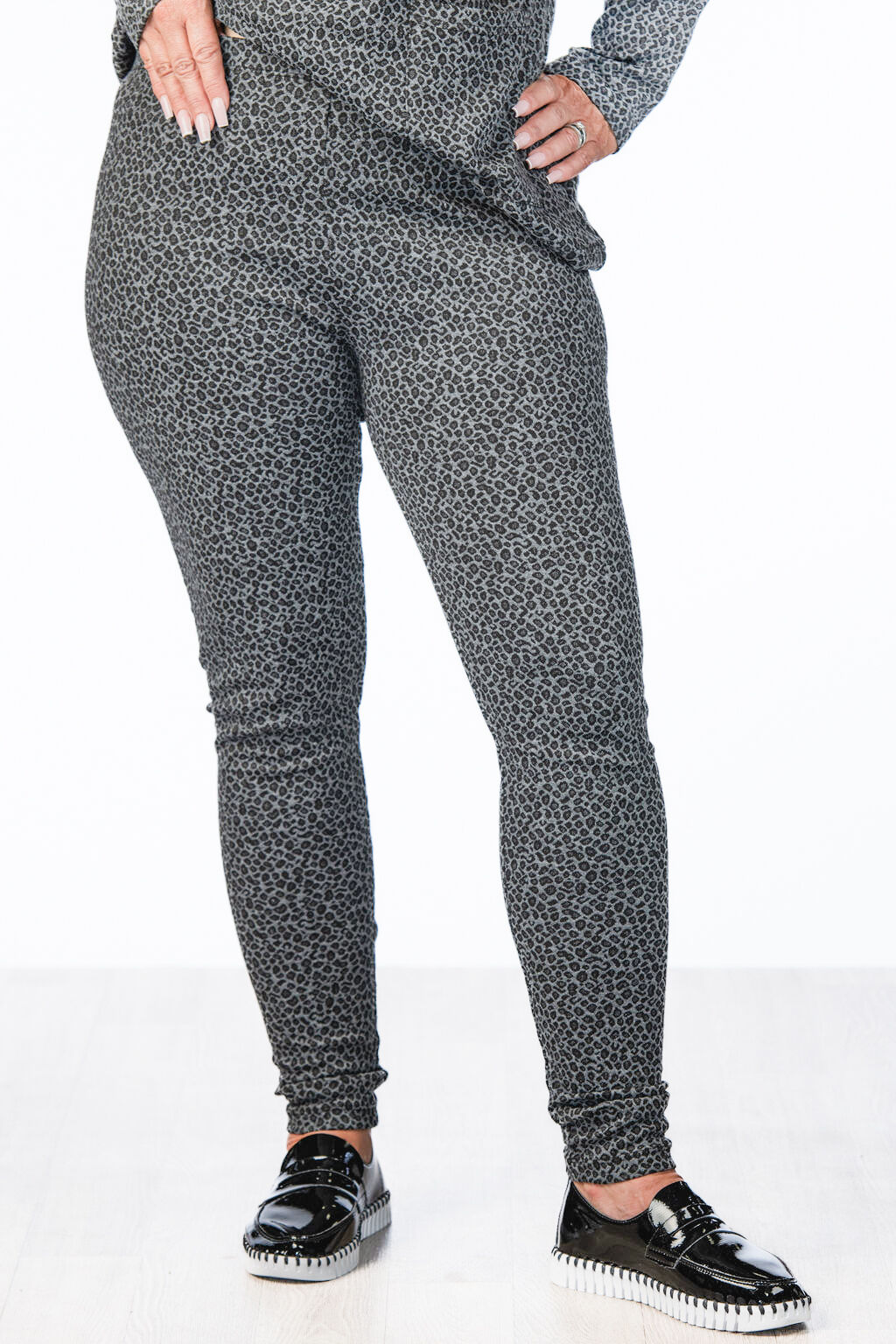 Silver Leopard Legging Image 2