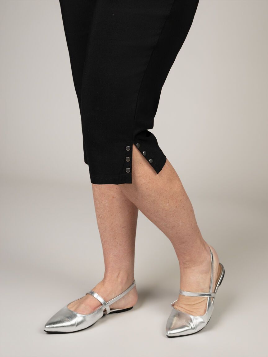 Pull-On Capri Pants with Snap Hem