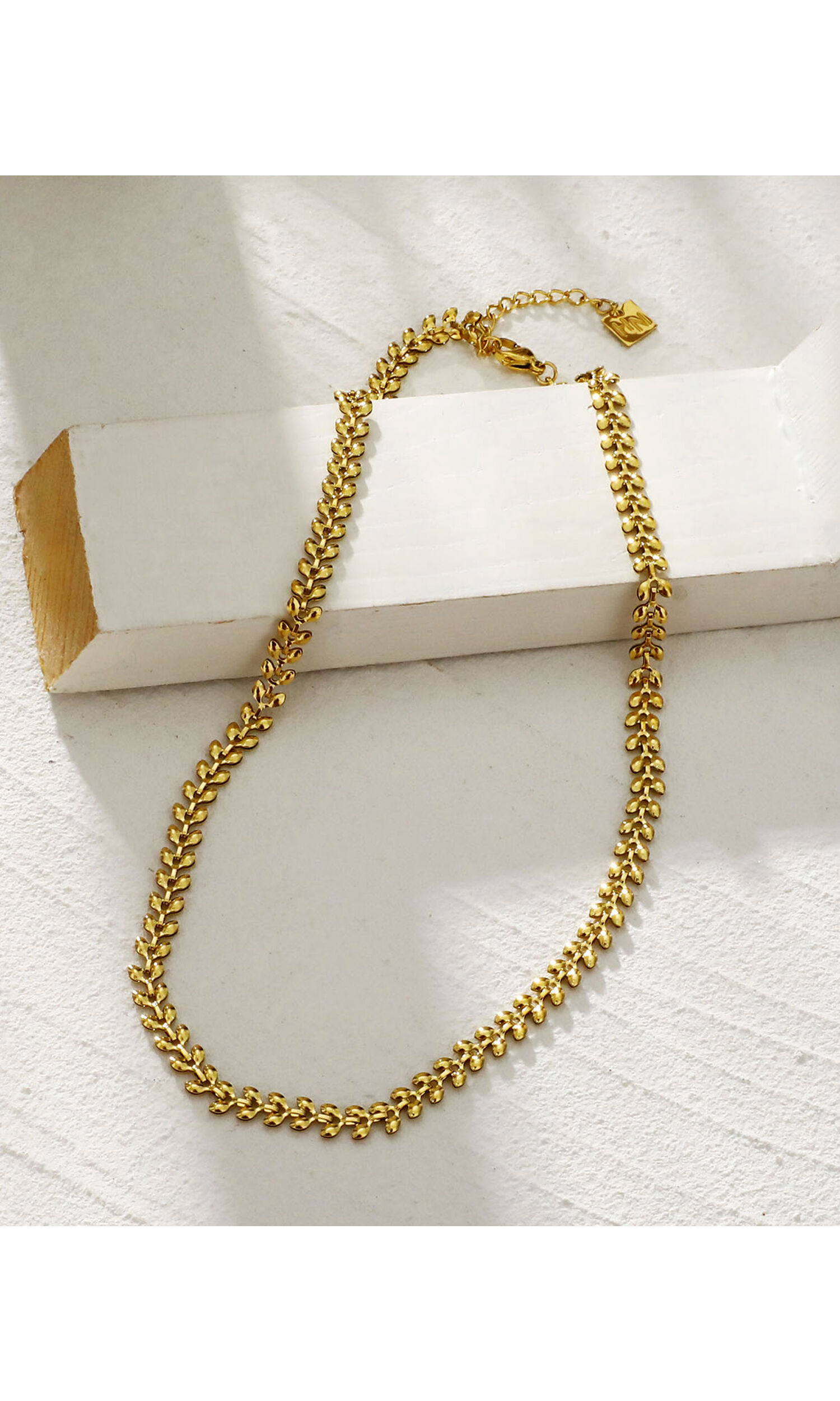 FANIA Leafy Patterned Bold Chain Necklace Image 3