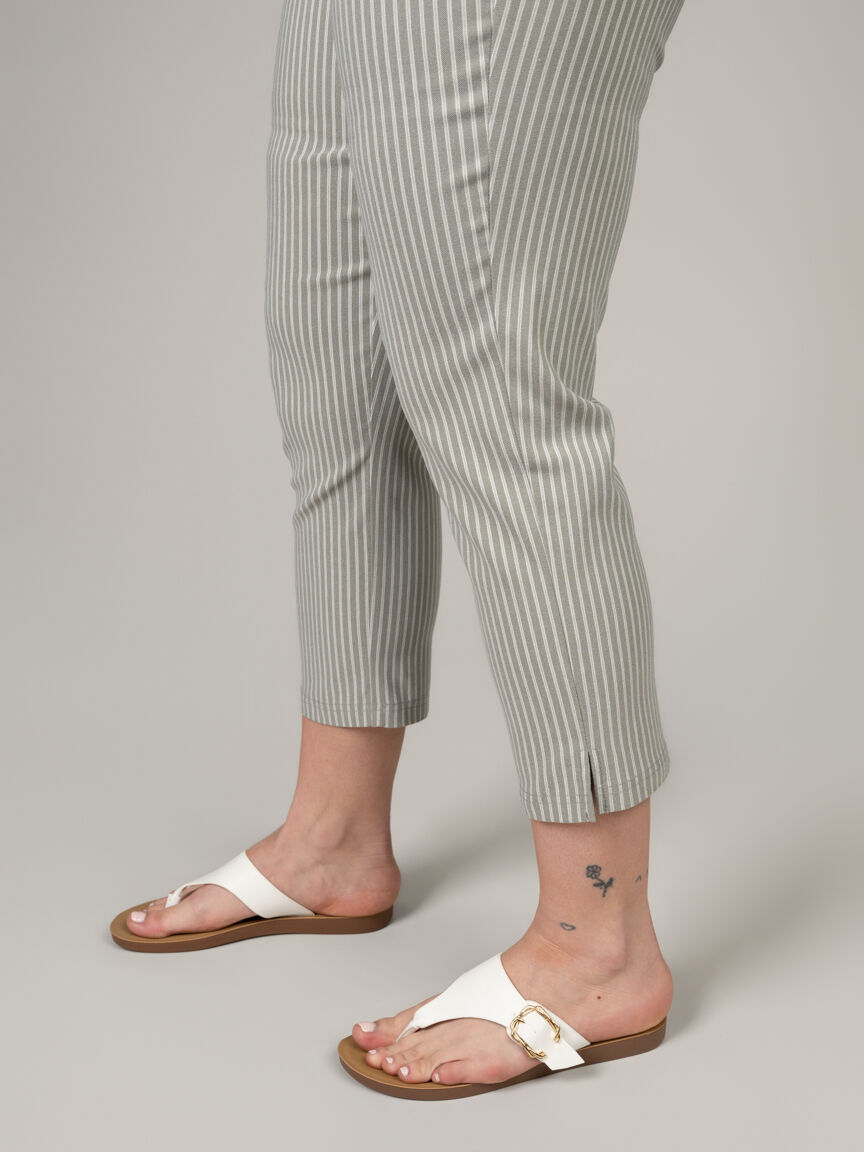 Pull-On Capri Pants with Grommet Detail