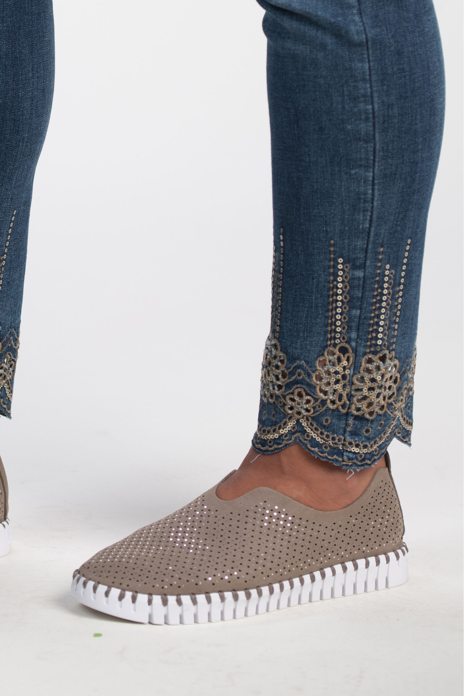 Scallop Hem Embroidered Jeans Image 4