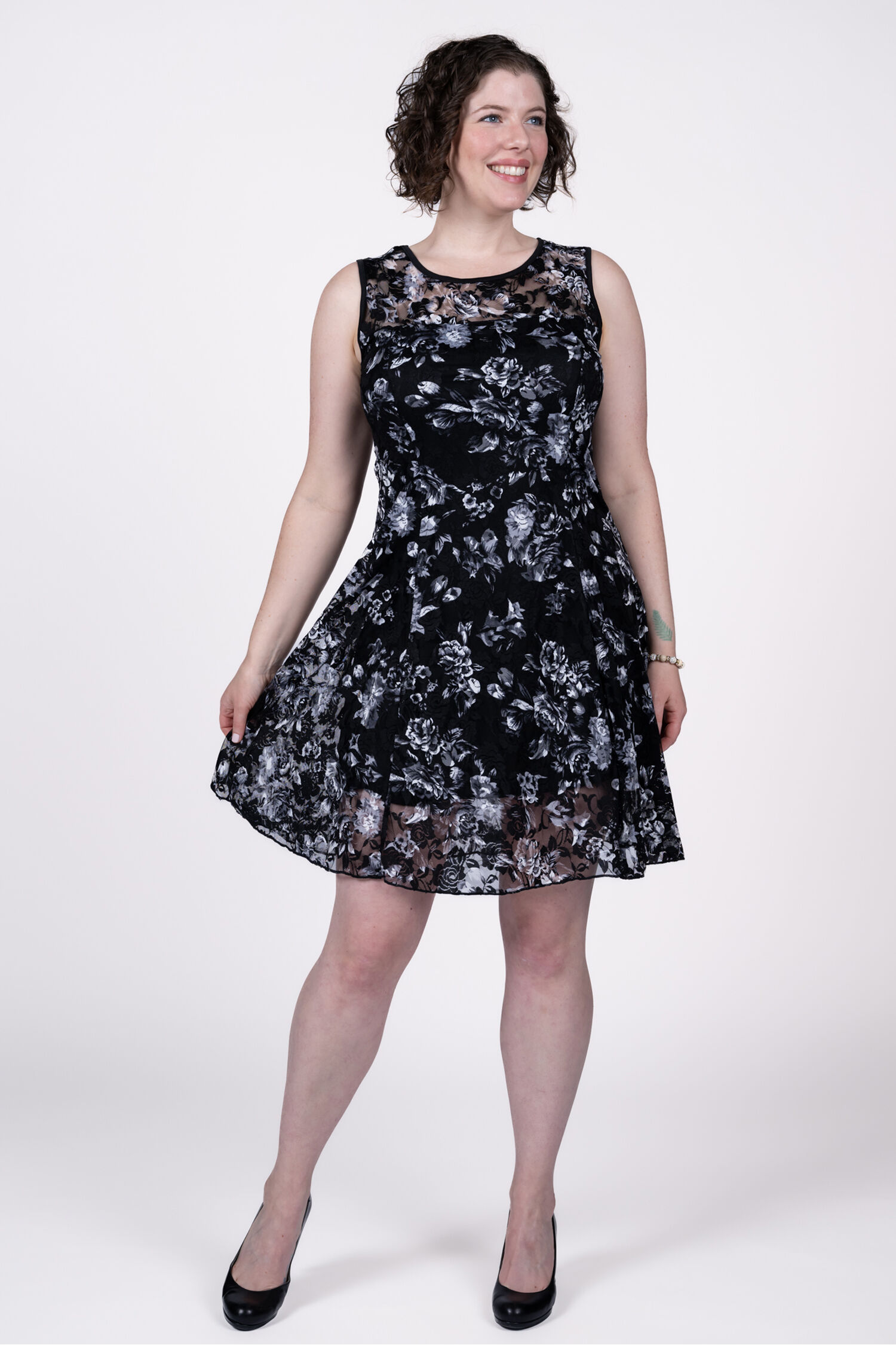 Sleeveless Floral Lace Dress Image 2