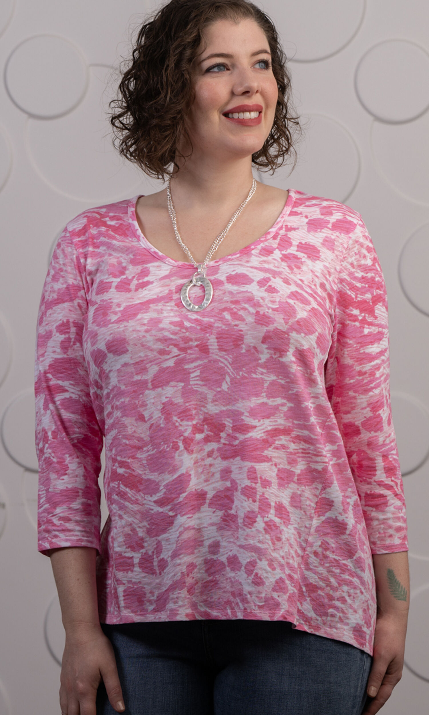 &frac34; Sleeve Rounded V-neck Top Image 2