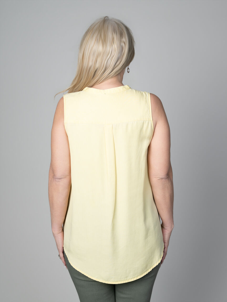Sleeveless Button-Up Blouse Image 3