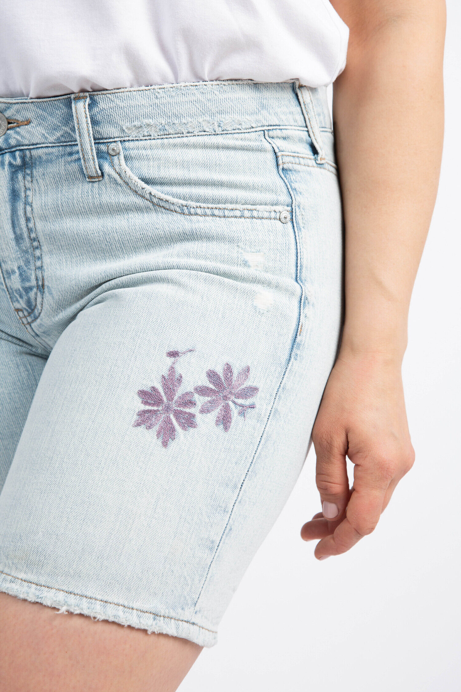 Embroidered Alex Boyfriend Short Image 5