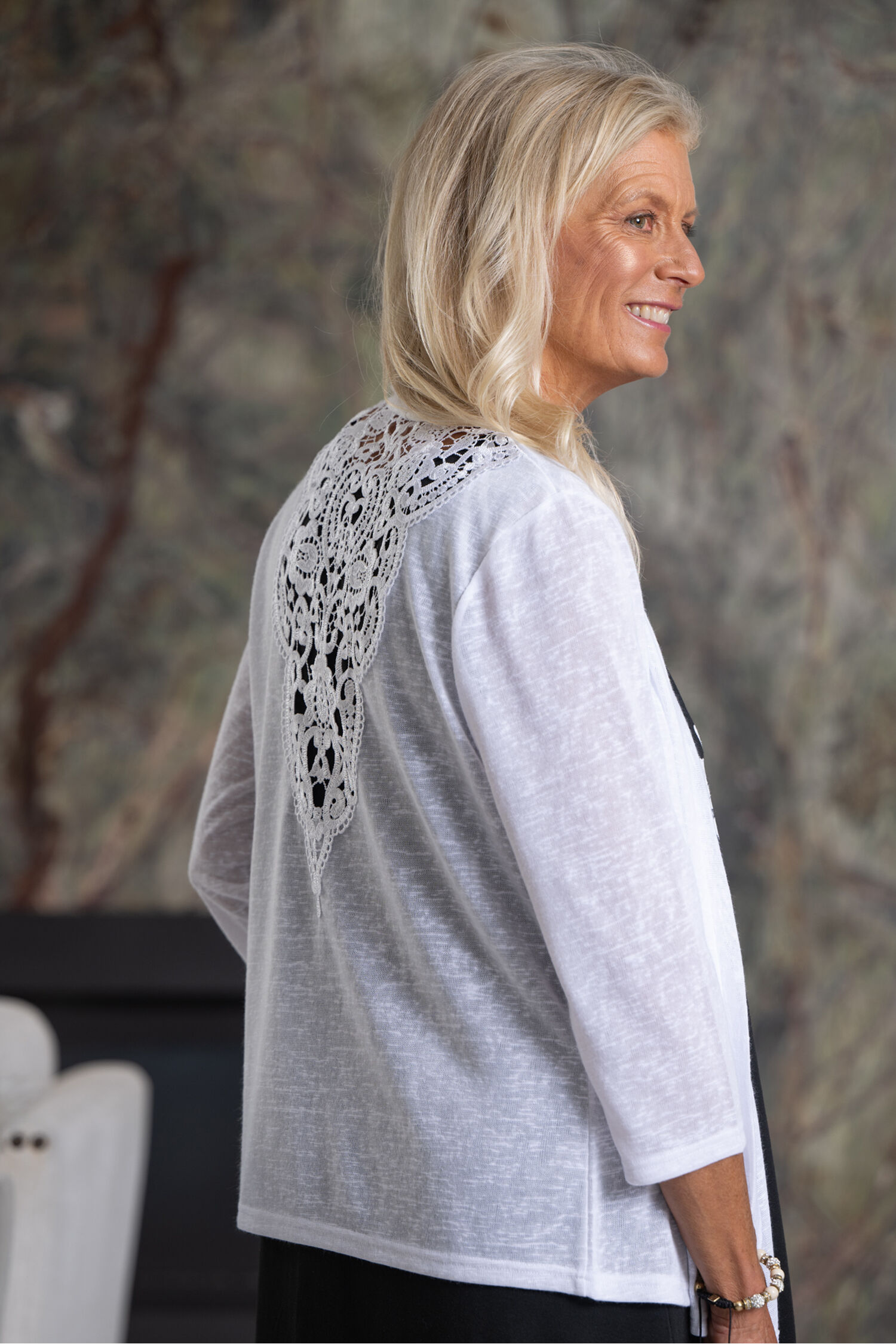 &frac34; Sleeve Lace Back Cardigan Image 2