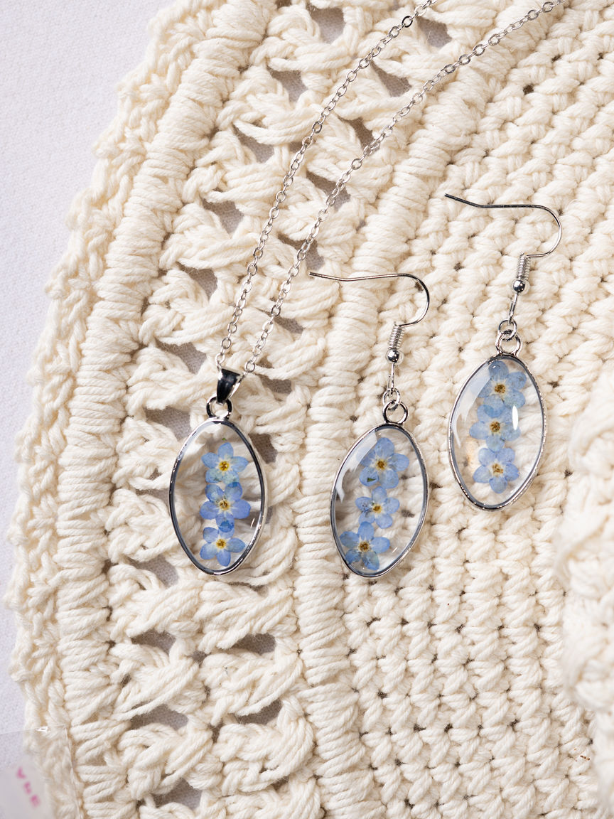 Dangling Resin Earrings With Pressed Flowers Image 2