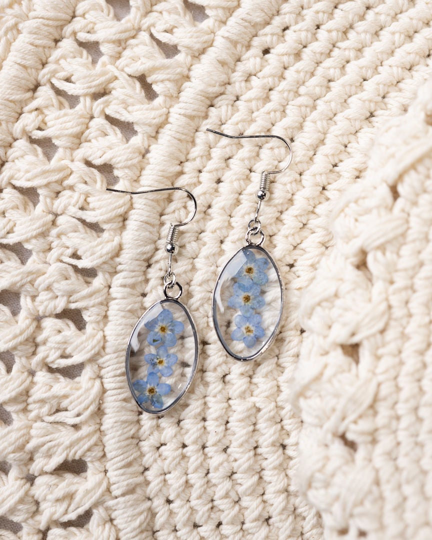 Dangling Resin Earrings With Pressed Flowers