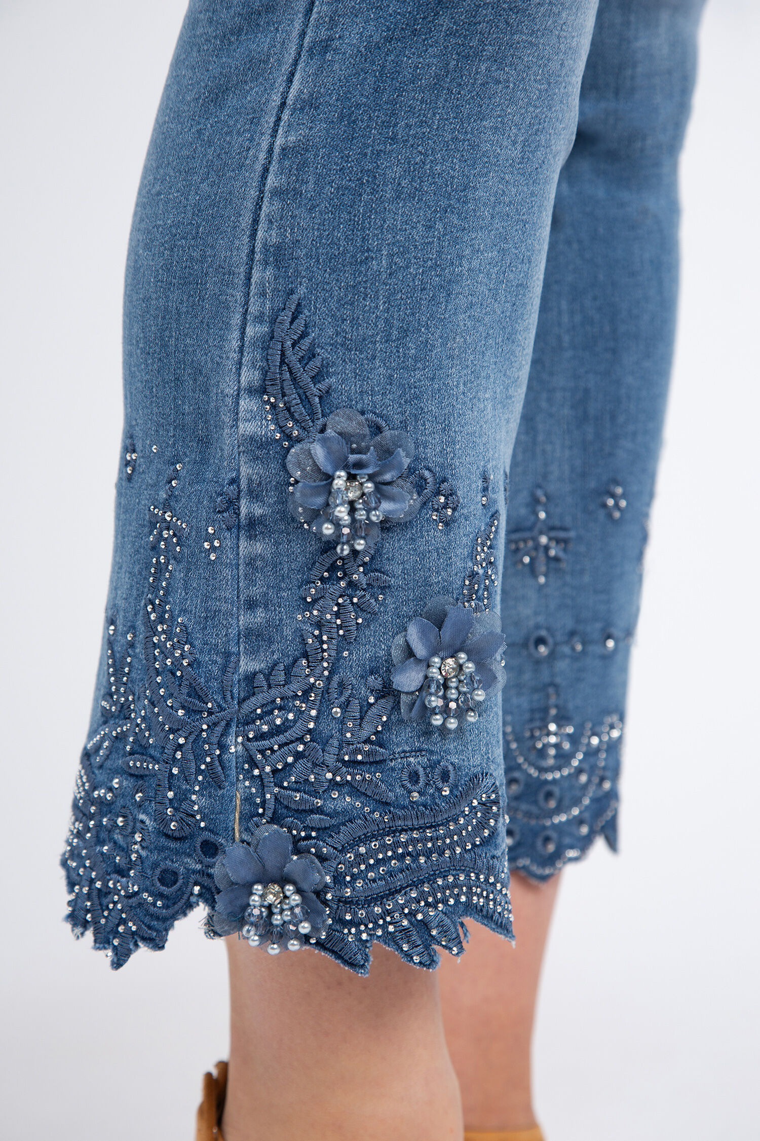 Embroidered Hem Cropped Jeans Image 4