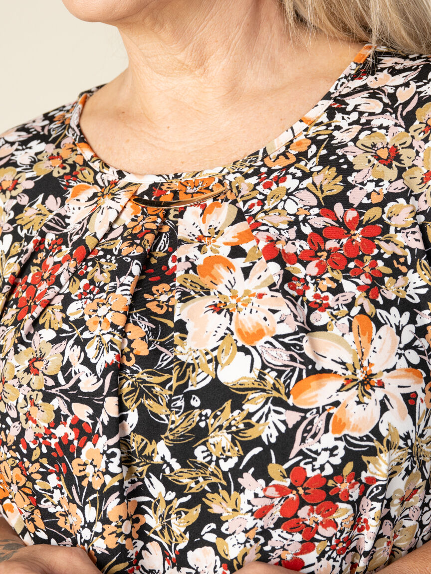 3/4 sleeve top with keyhole detail Image 3