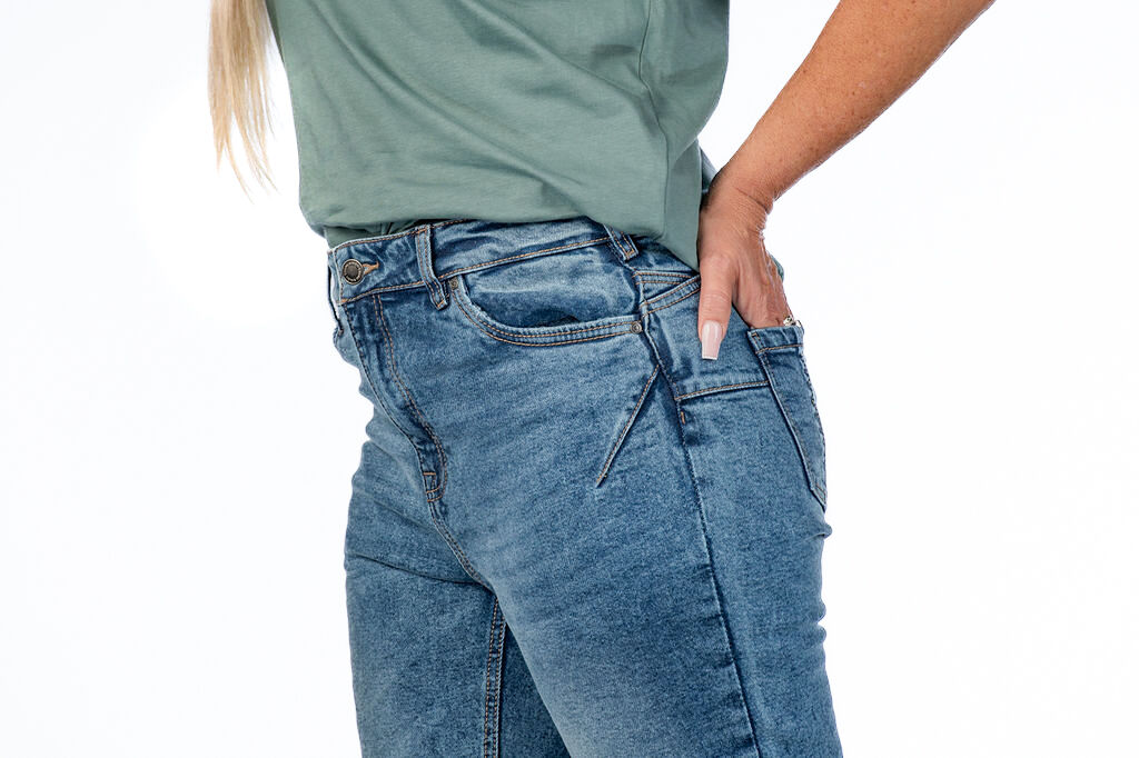 Five-Pocket Cuffed Rhinestones Mom Jeans Image 3