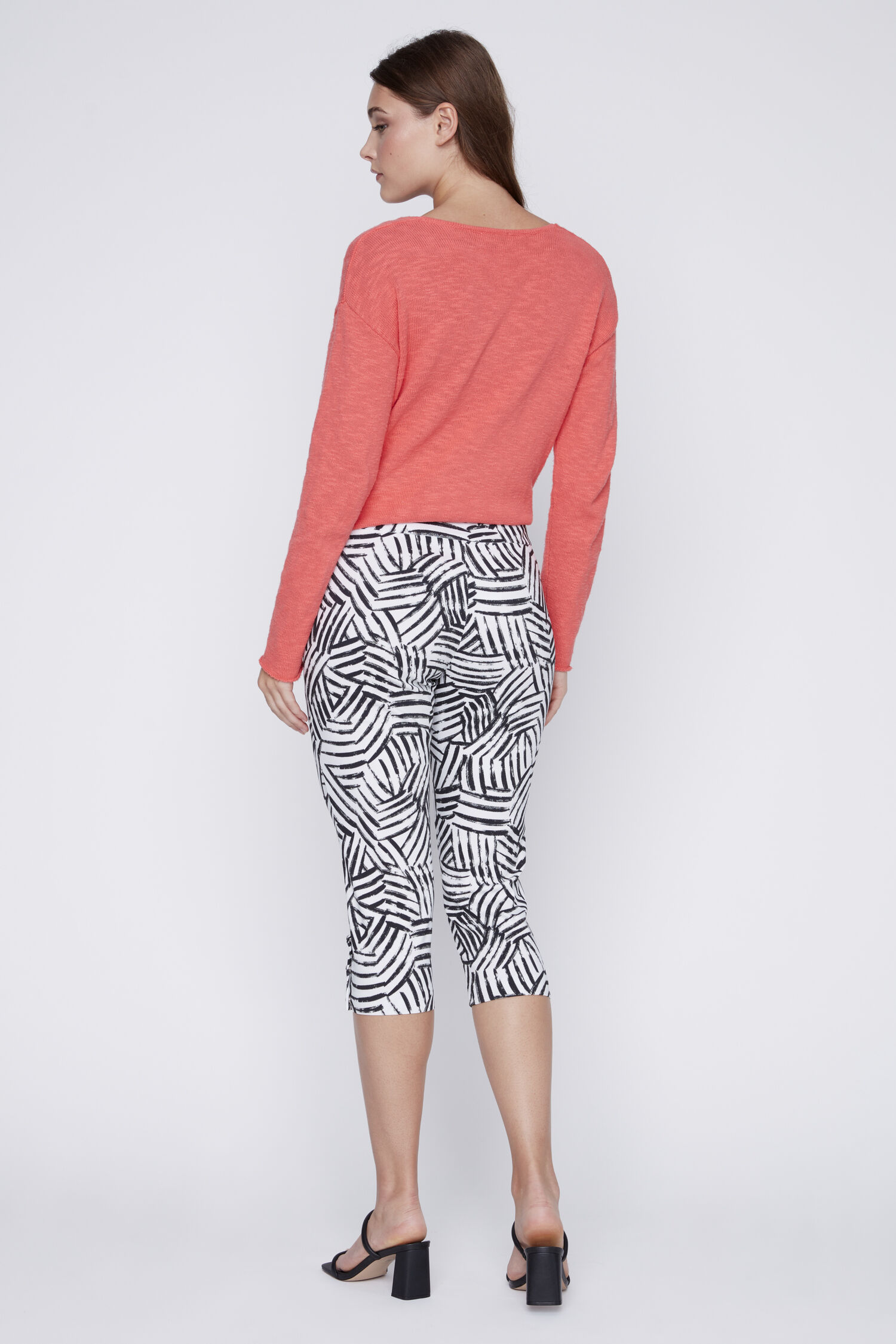 Geo Print Pull-On Capri Image 2