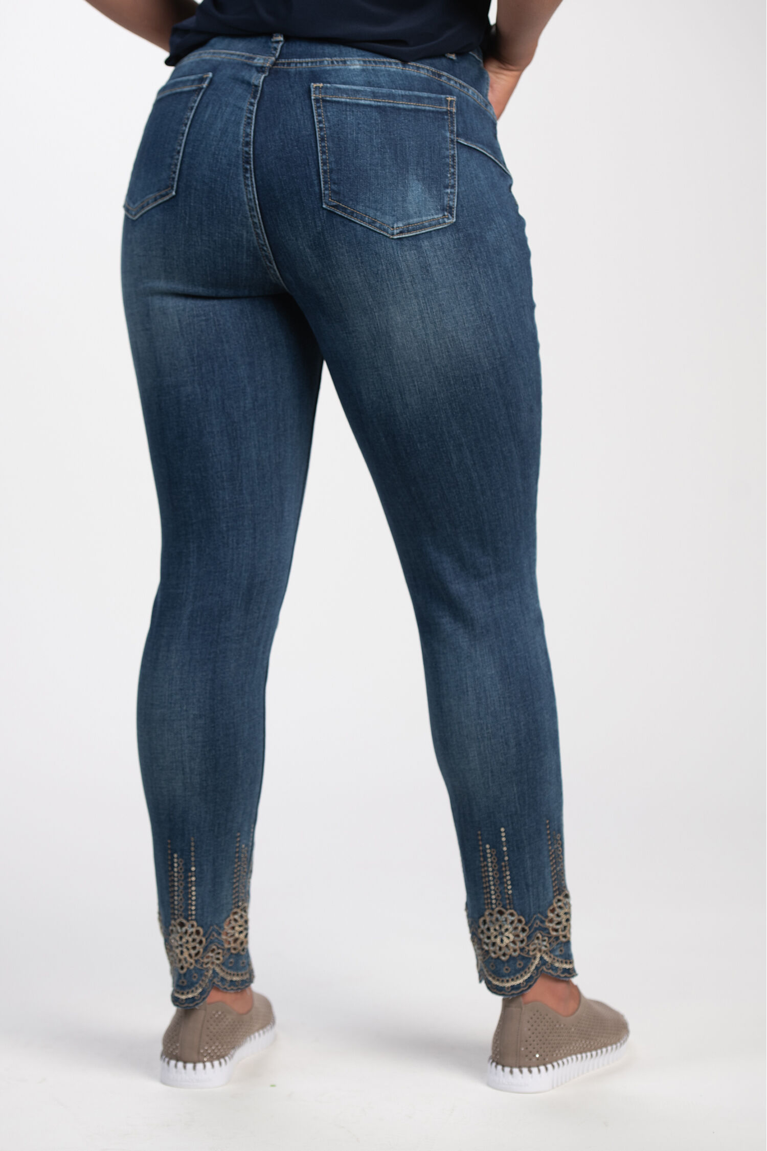 Scallop Hem Embroidered Jeans Image 3