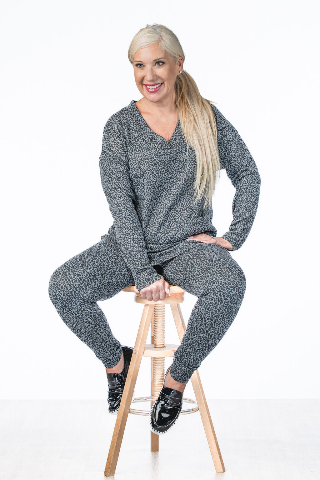 Silver Leopard Legging Image 4