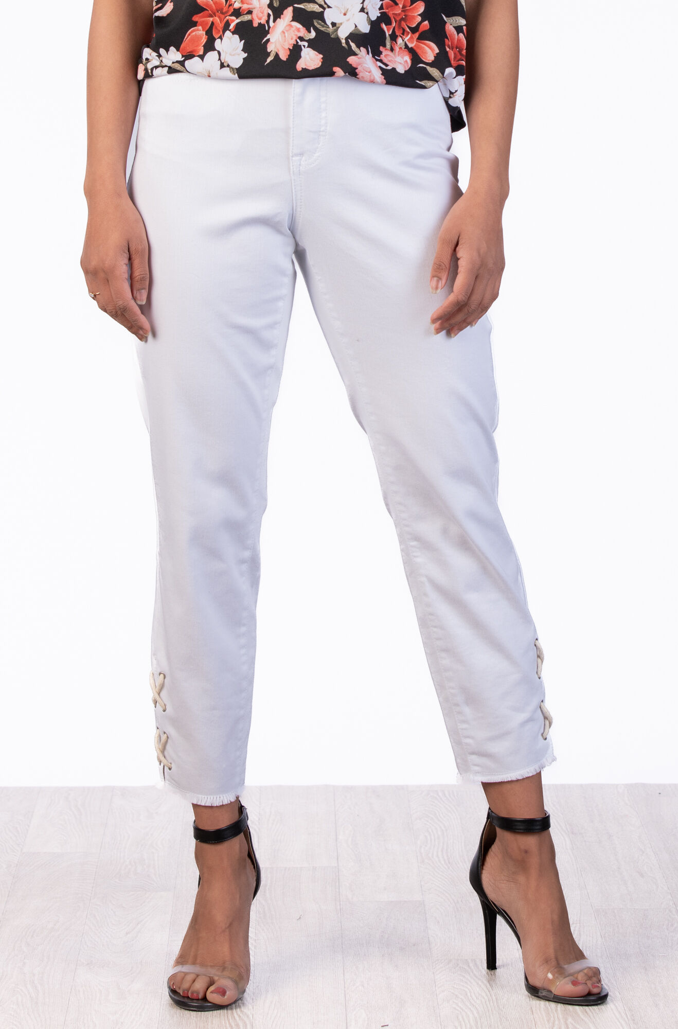 Fashionable White Jeans Image 2