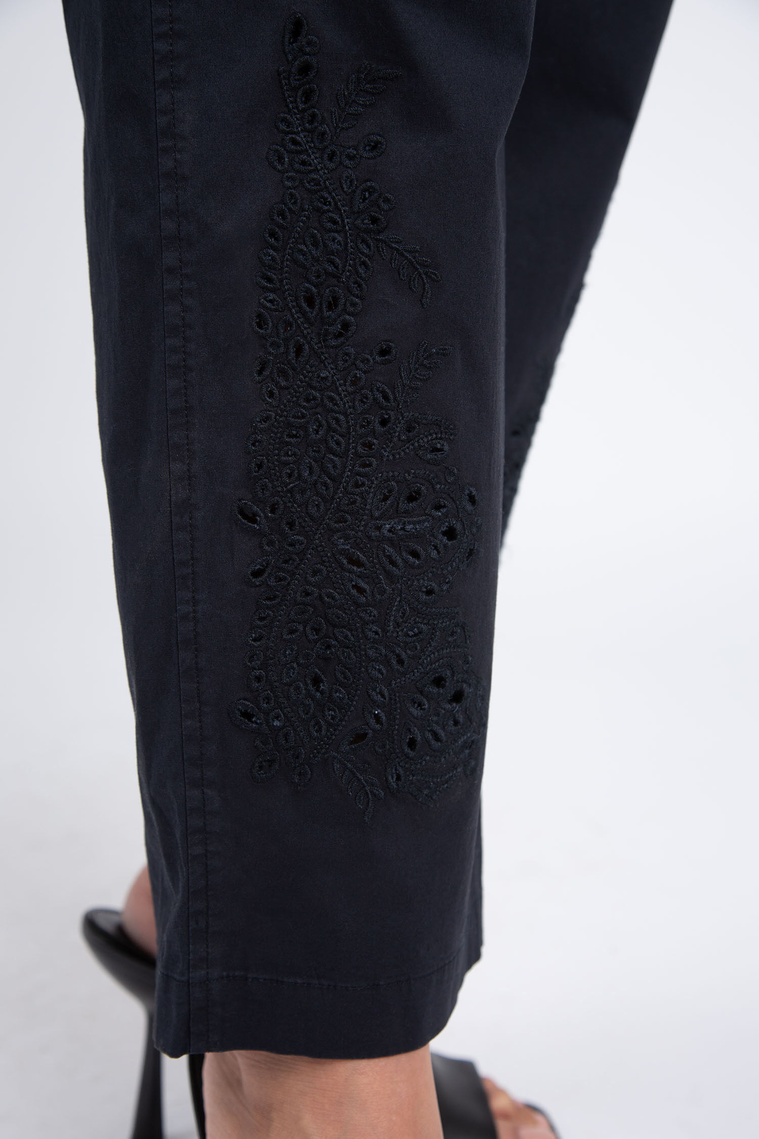Pull-On Cropped Pants w/ Embroidery Image 5