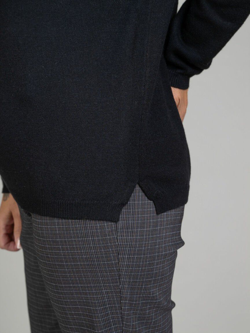 Heart Detail V-Neck Sweater