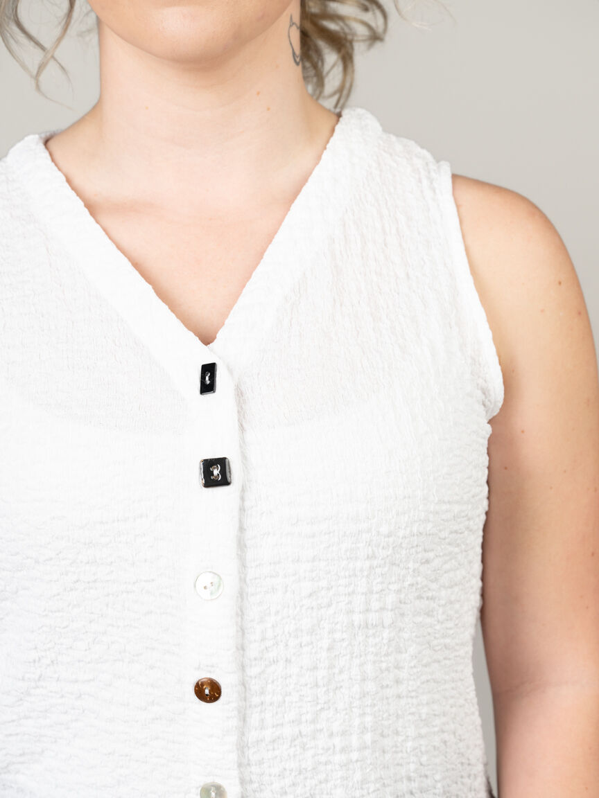 Sleeveless Crinkle Blouse with Mixed Buttons