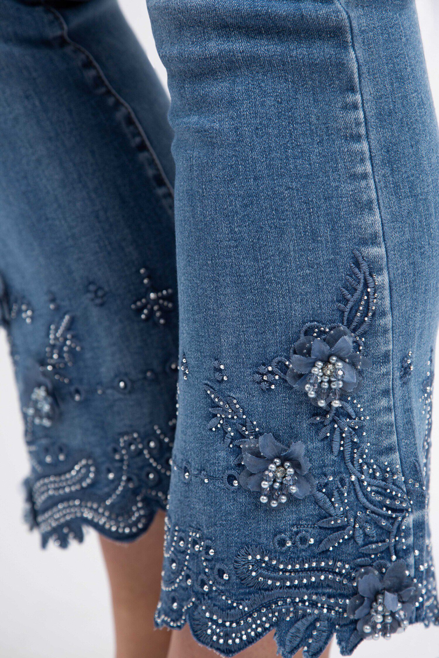 Embroidered Hem Cropped Jeans Image 5