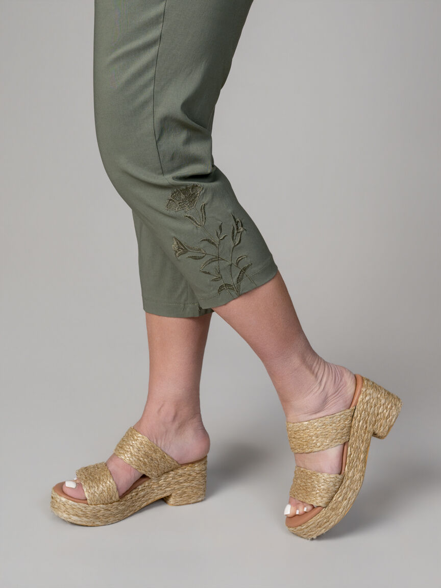 Pull-On Capris With Embroidery Hem