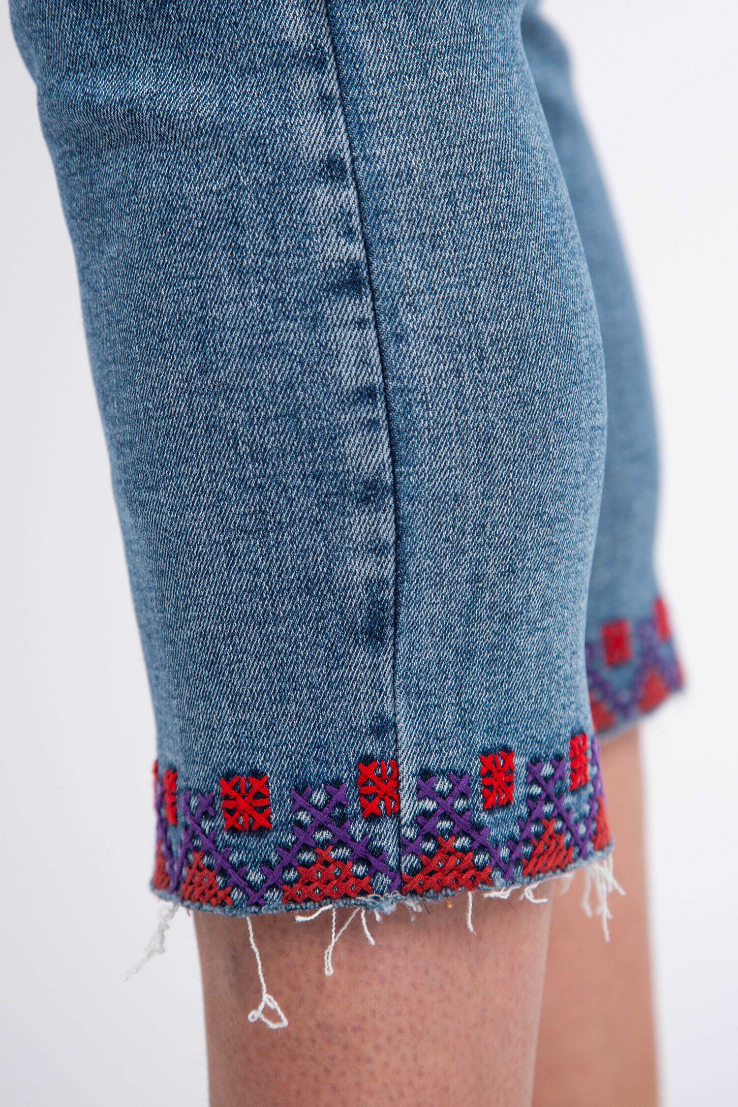 Maya Mid Rise Embroidered Hem Capri Image 5