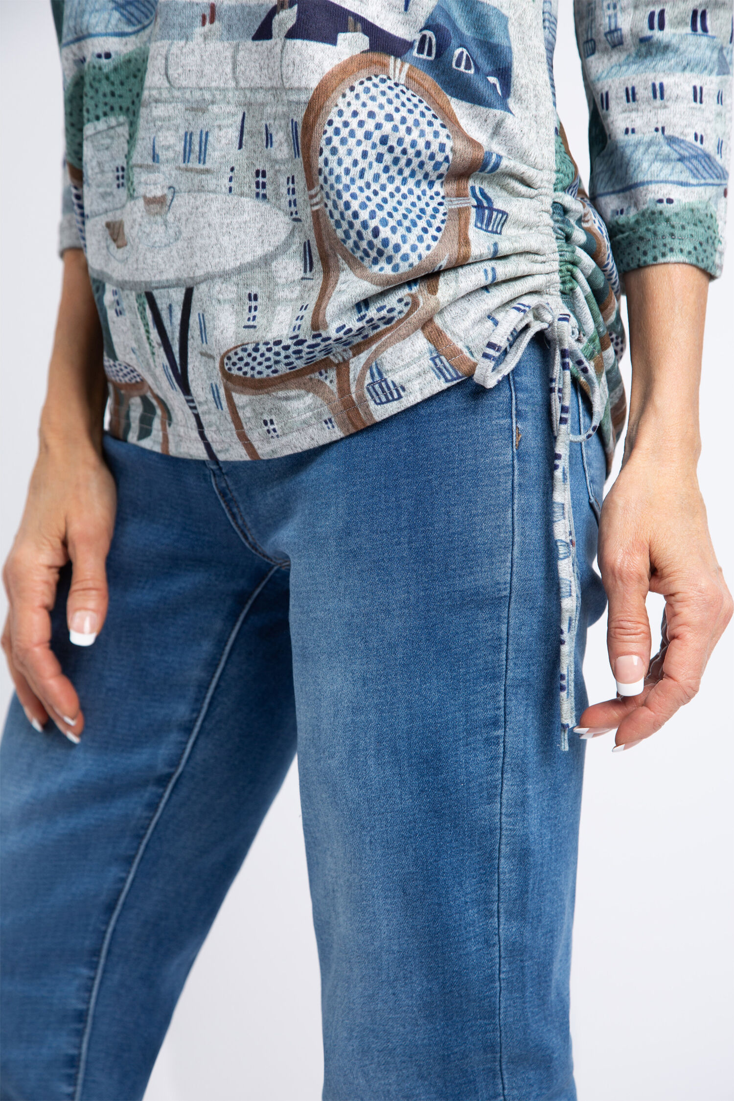 &frac34; Sleeve Streetscape Print Top  Image 4