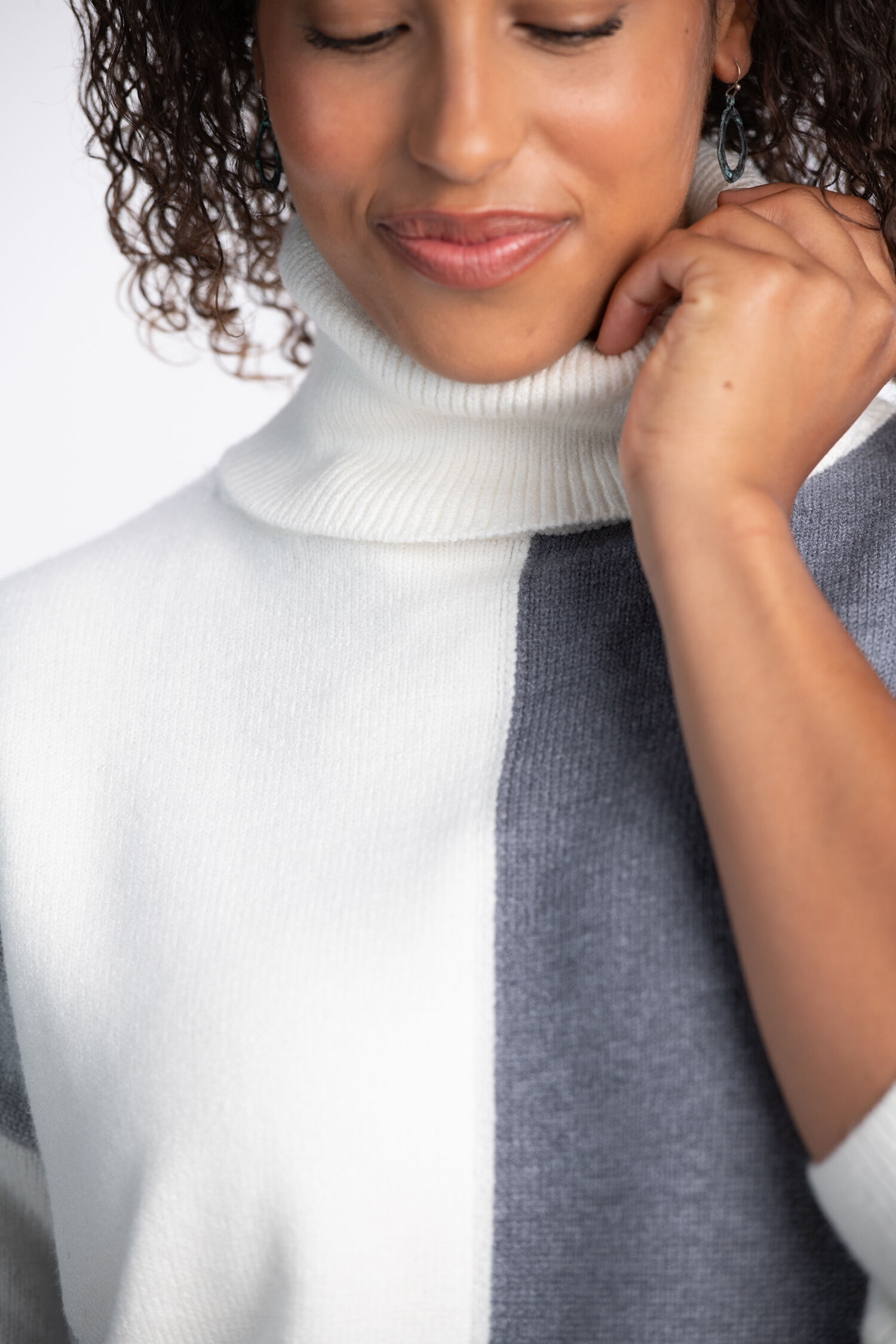 Color Block Turtleneck Sweater  Image 3