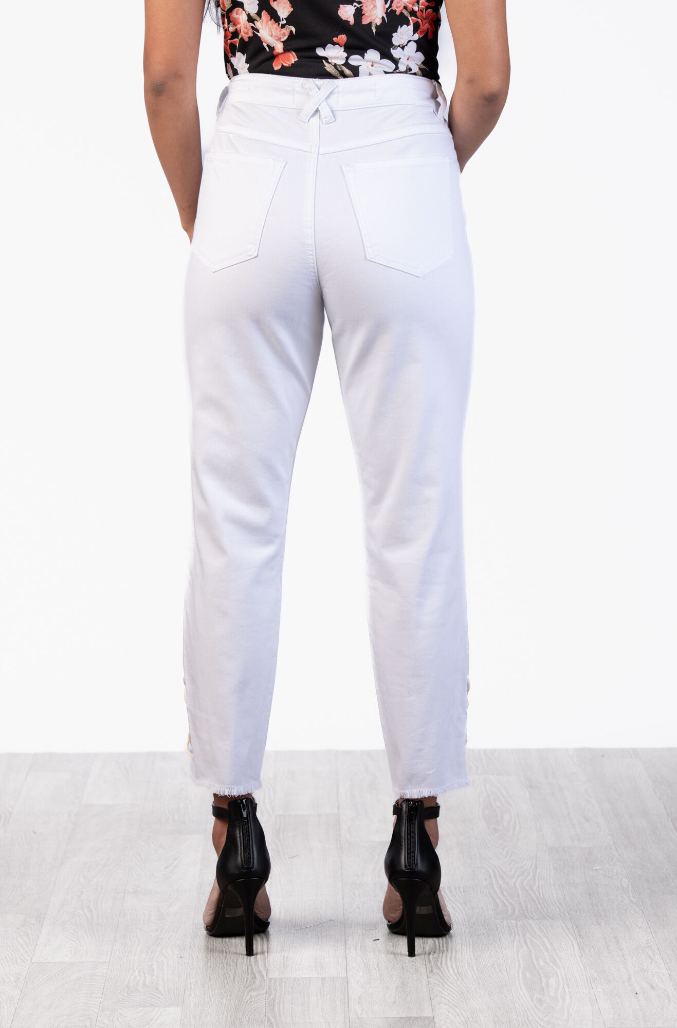 Fashionable White Jeans Image 3