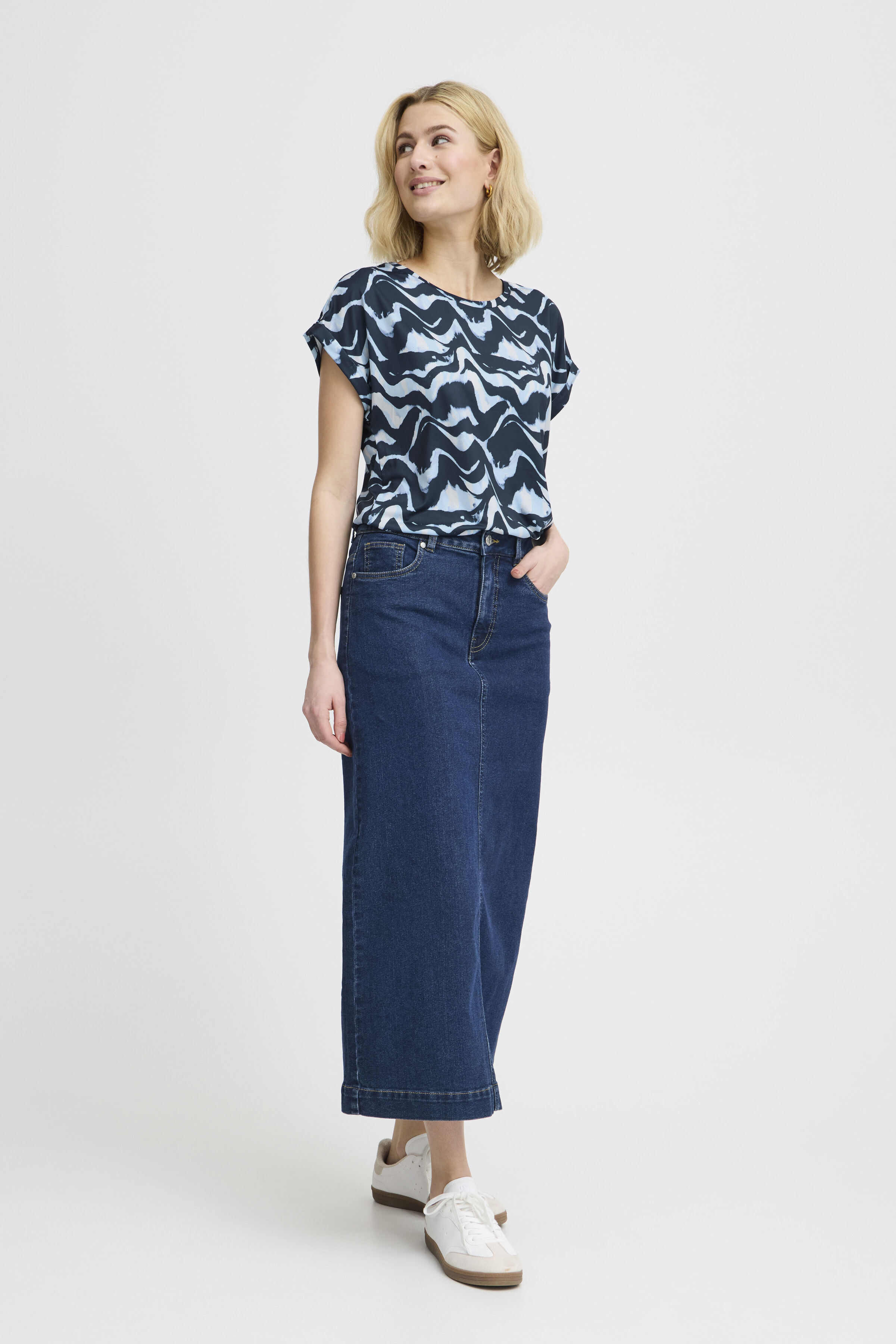 Short Sleeve Top with Scoop Neck Image 4