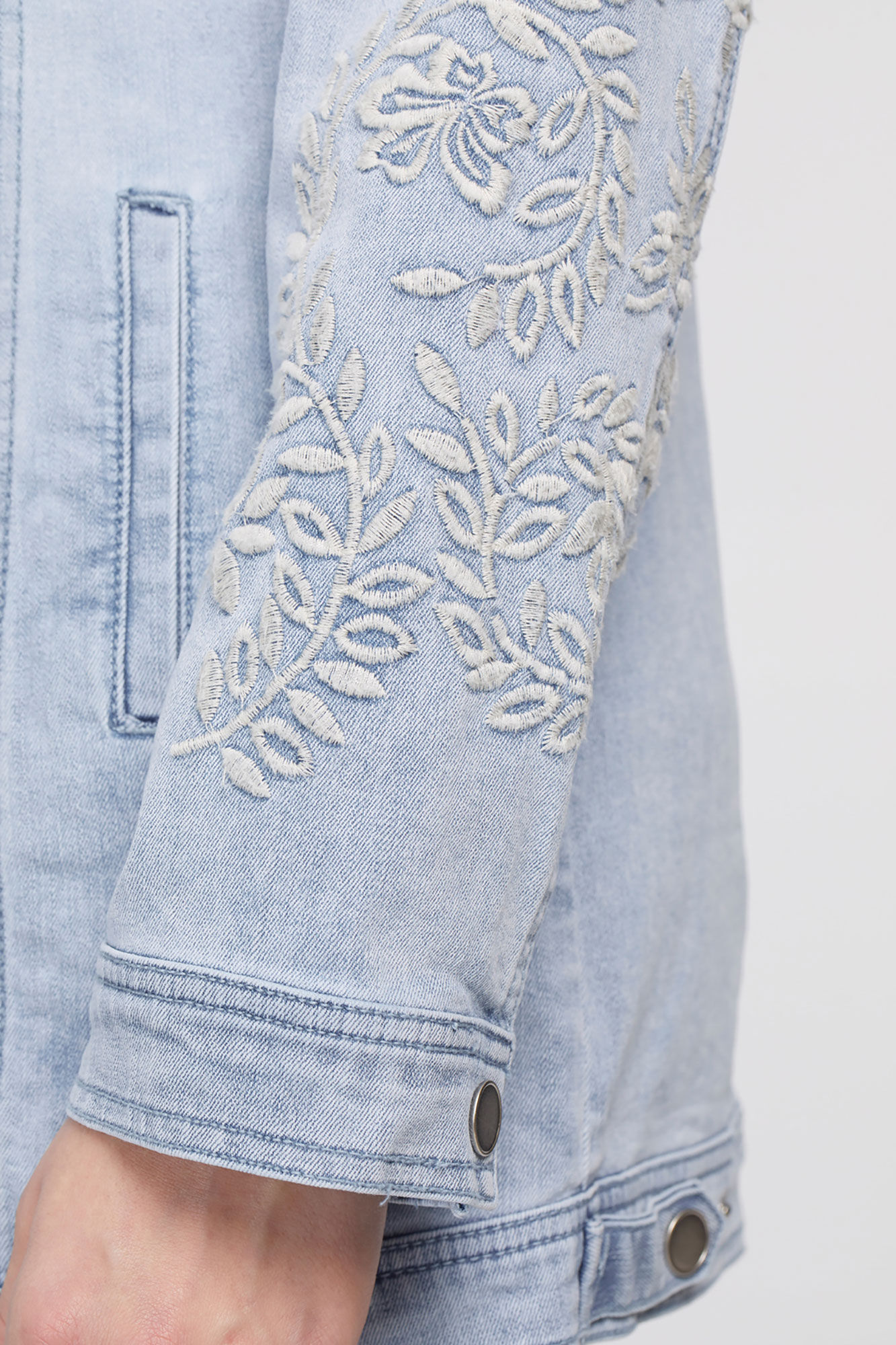 Ivory-Floral Embroidery Denim Jacket Image 4
